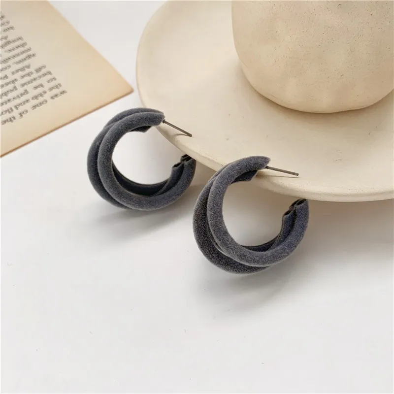 New winter plush velvet circle C shape earrings Vintage joker temperament female stud earrings for women Fine jewelry - Окраска металла: gray