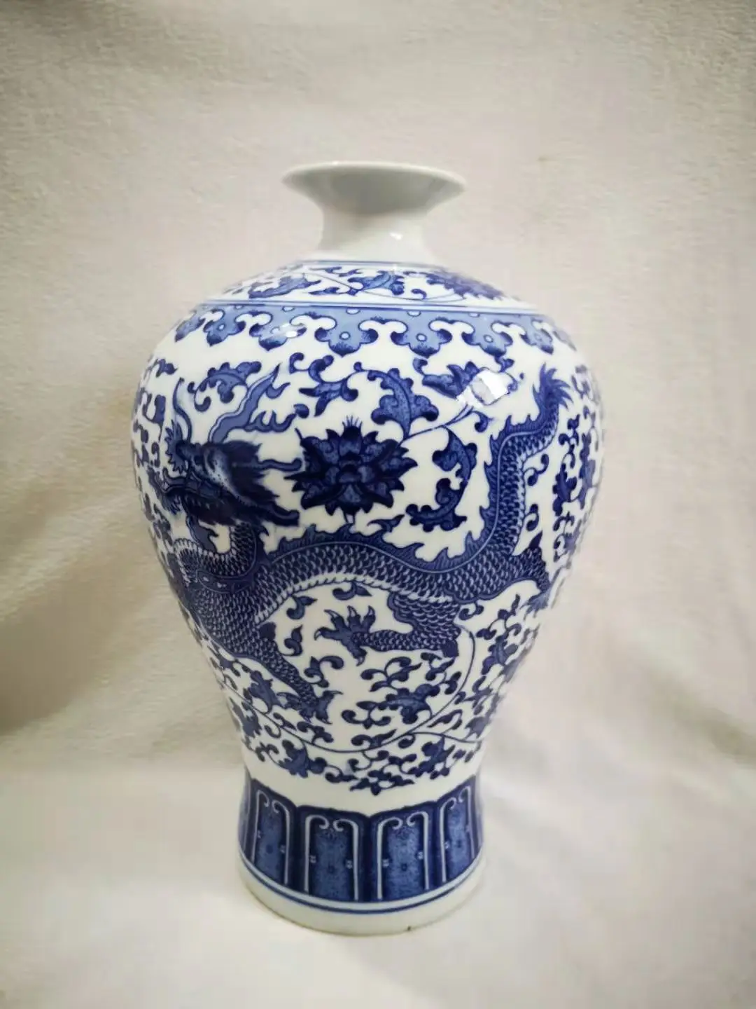 

Chinese Classical Blue and White Porcelain Vase with Dragon Pattern, Exquisite