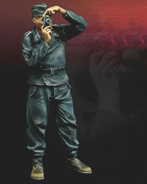 1/35 Scale Assembly Resin Figure kit Soldier with camera | Игрушки и хобби