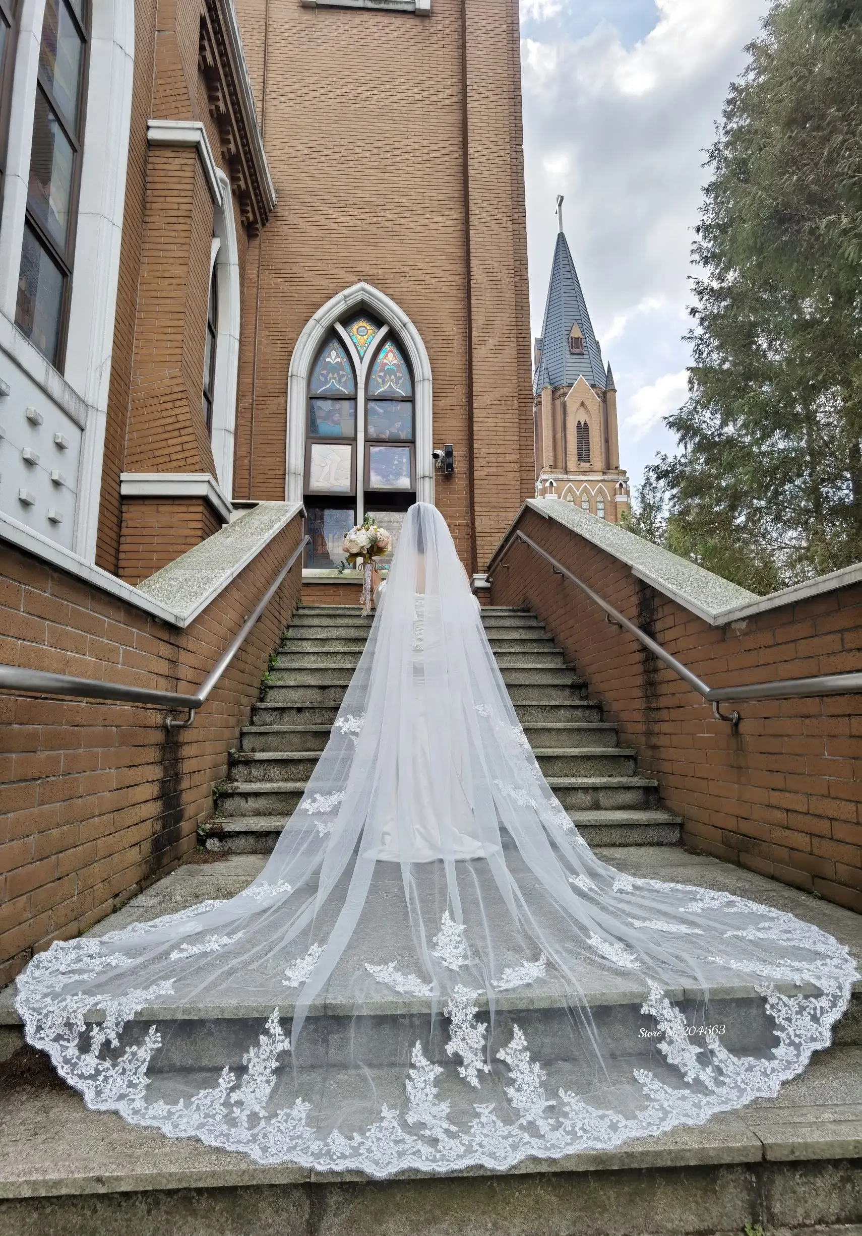 

Romantic One Layer 3 Meters Long Lace Wedding Veil with Appliques Church Bridal Veils with Comb MM