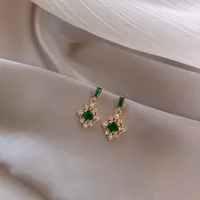 Модные серьги гвоздики с геометрической формой зелеными кристаллами