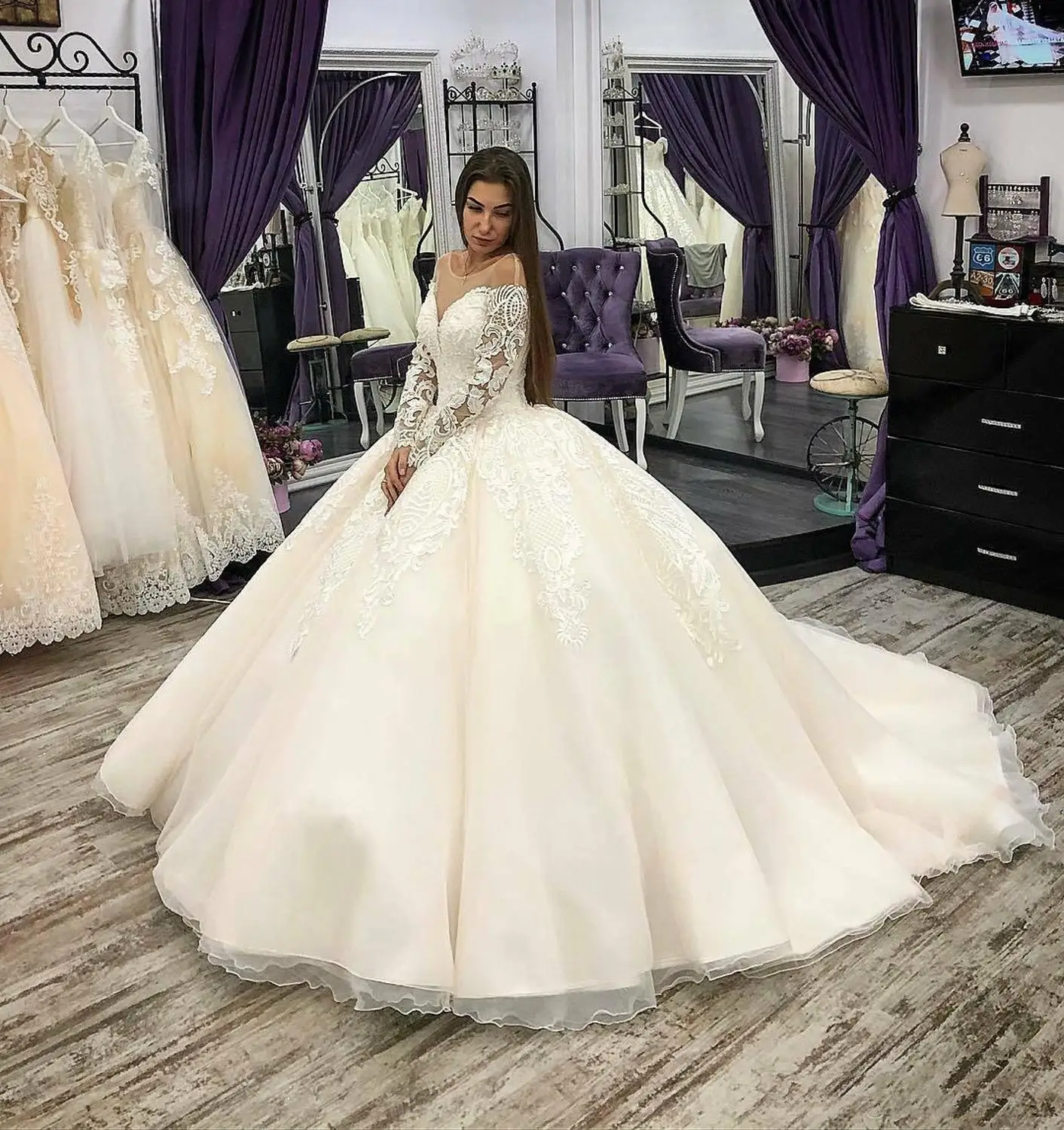 

Long Sleeevs Ball Gown Wedding Dresses Luxury Arabic Lace Appliqued Plus Size wedding gown Bridal Gown With Chapel Train