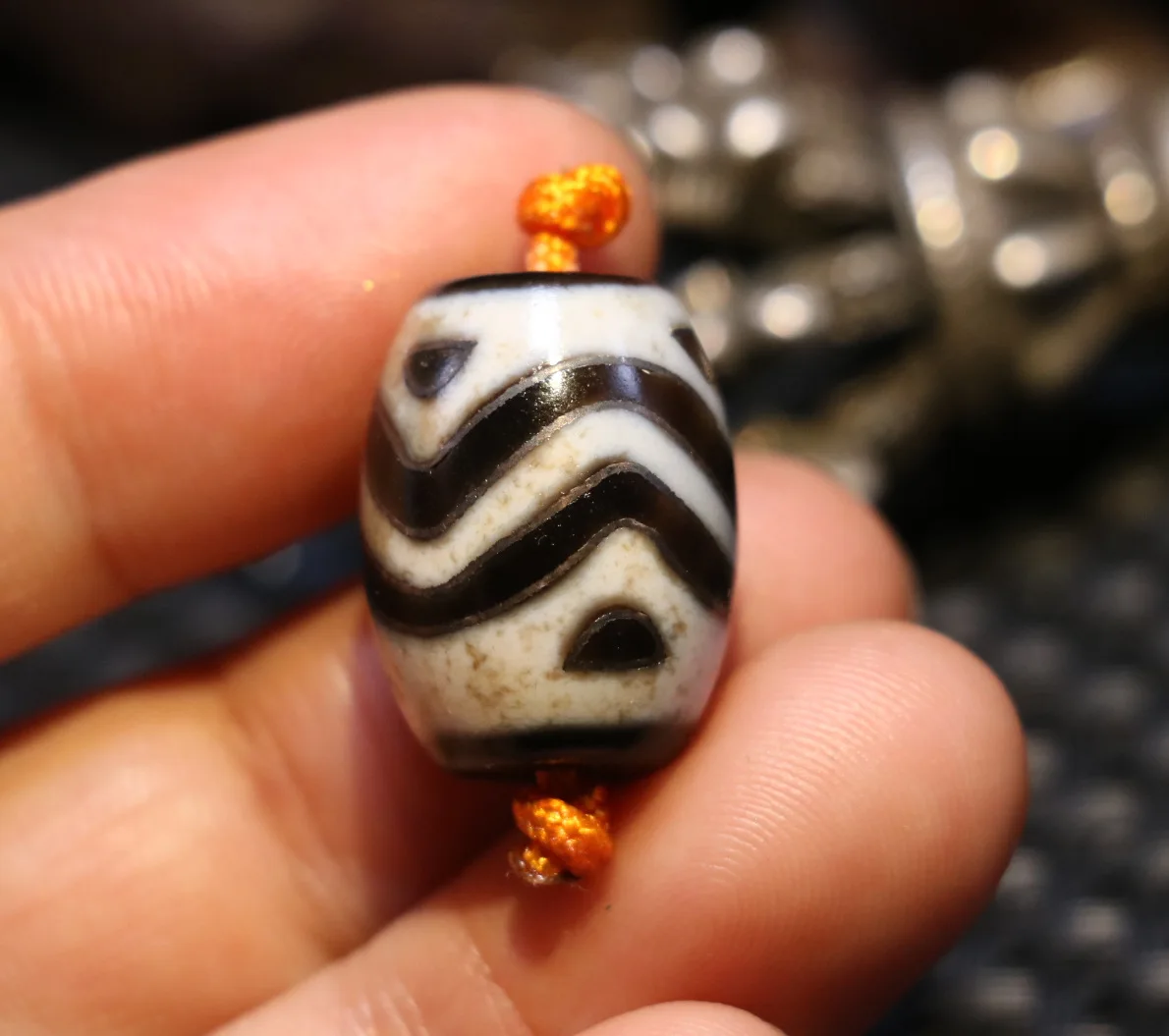 

Сокровище уникальный волшебный Мощность Тибетский Старый Агат Серебряный инкрустированные волнистые Daluo бусины дзи Тотем Timestown UPD0205A