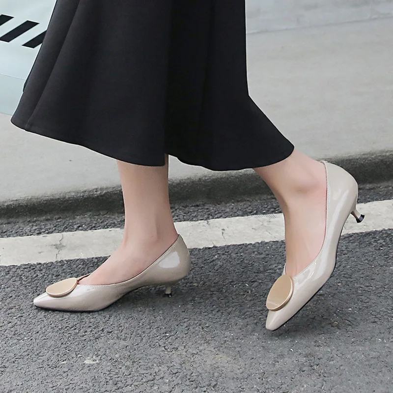 

2019 Spring And Autumn New Style Pointed Shallow Mouth Semi-high Heeled Circular Ring Decoration Patent Leather Thin Heeled Kore