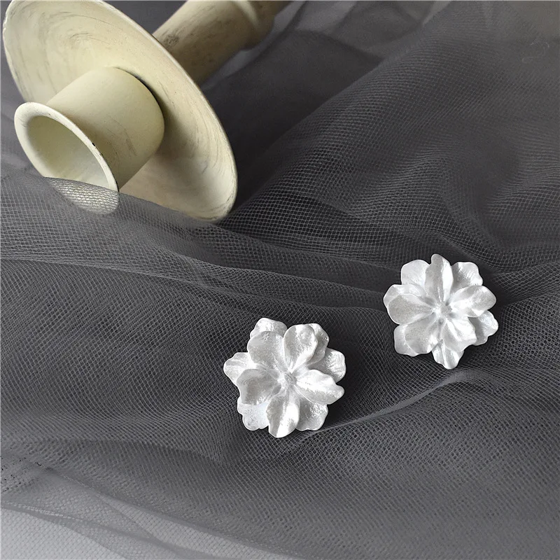 Elegant White Flower Resin Earrings with Hypoallergenic Needle Lovely