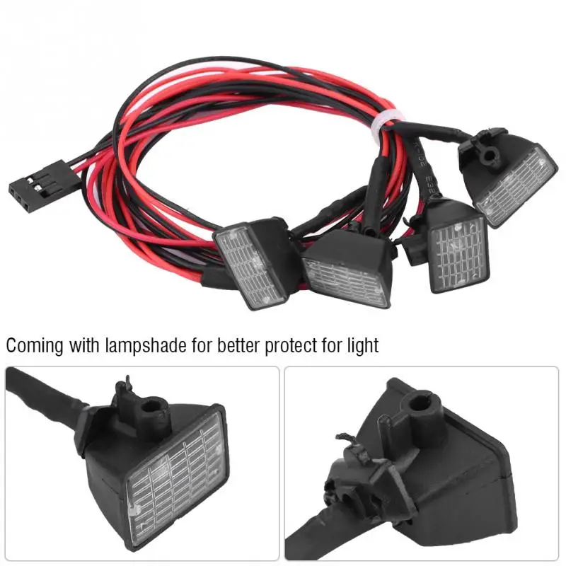 Détail de la barre LED fixée sur le toit du crawler RC, avec ses diodes alignées et le câblage visible.