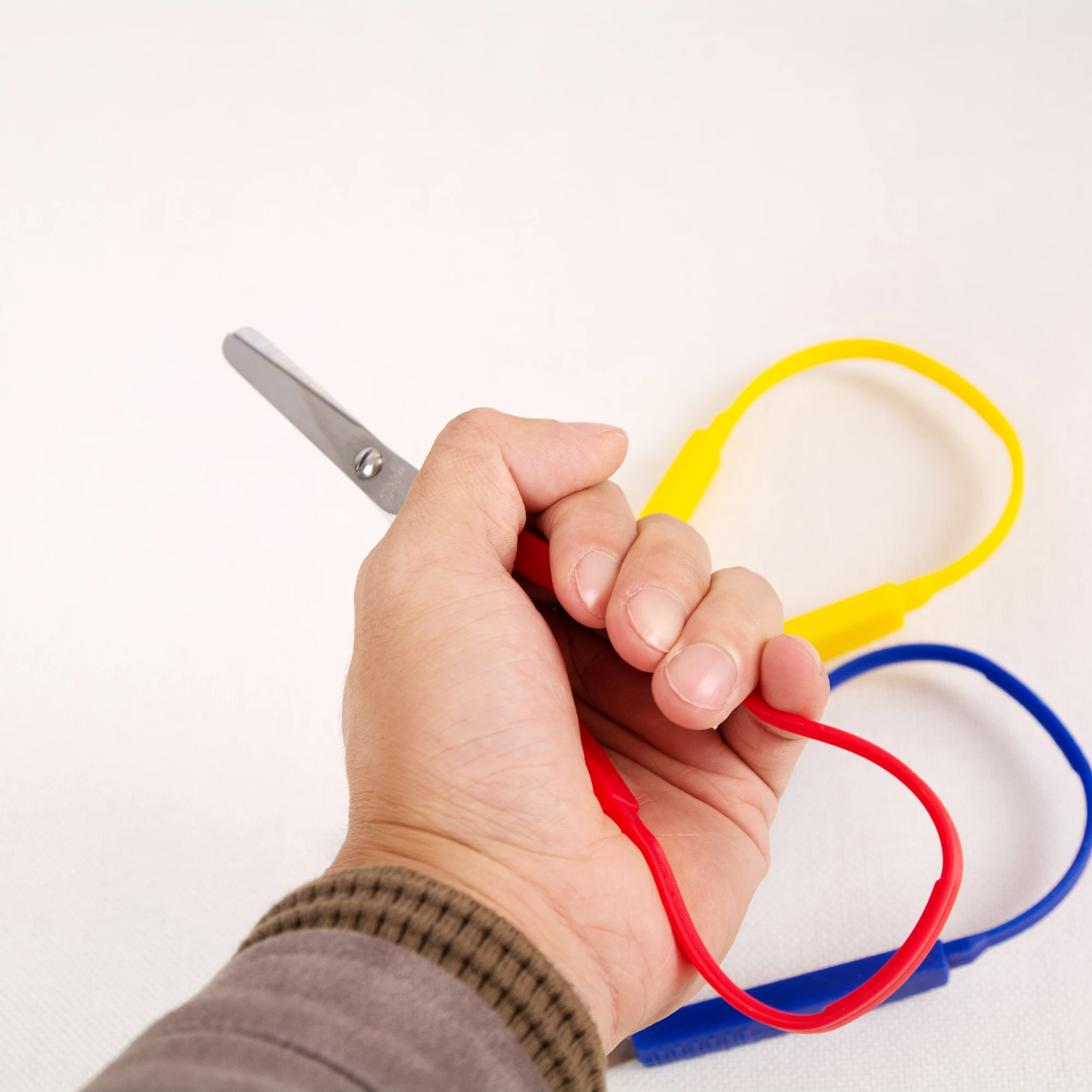 Loop Scissors For Children And Teens Right And Lefty Support Small Easy-open Squeeze Handles Adaptive Cutting For Small Hands stationery scissors soft handle scissors