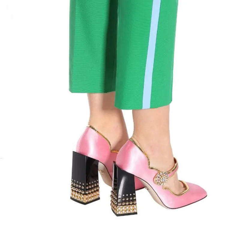 Милые Розовые атласные женские туфли на массивном каблуке с украшением в виде цветов и кристаллов; Узкие женские туфли-лодочки с квадратным носком и заклепками; Zapatos