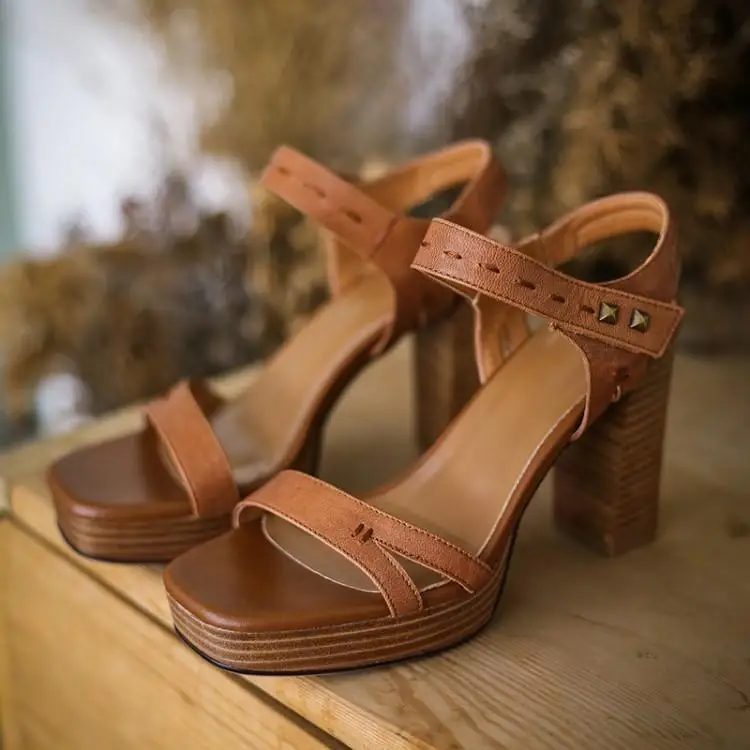 Женские босоножки на очень высоком каблуке с квадратным носком и спиральным