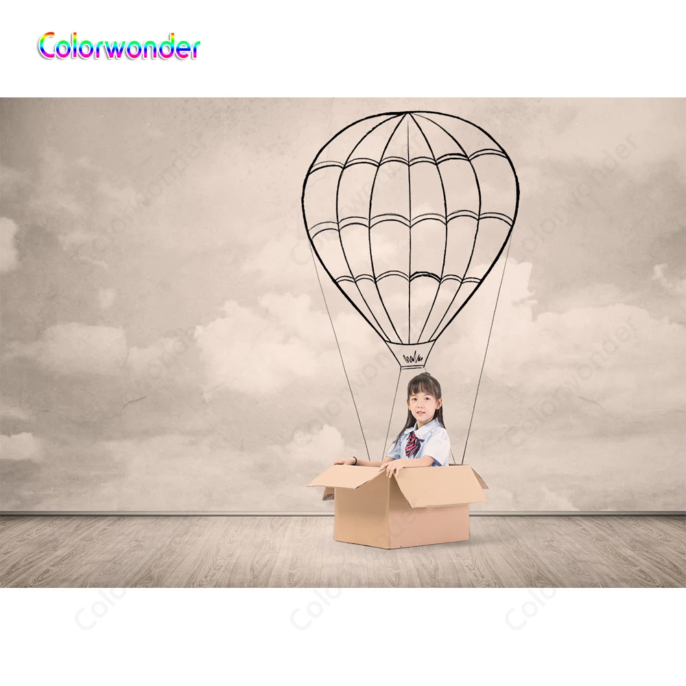 Фото серый небо с белыми облаками маленькая девочка сидит на бумажной коробке