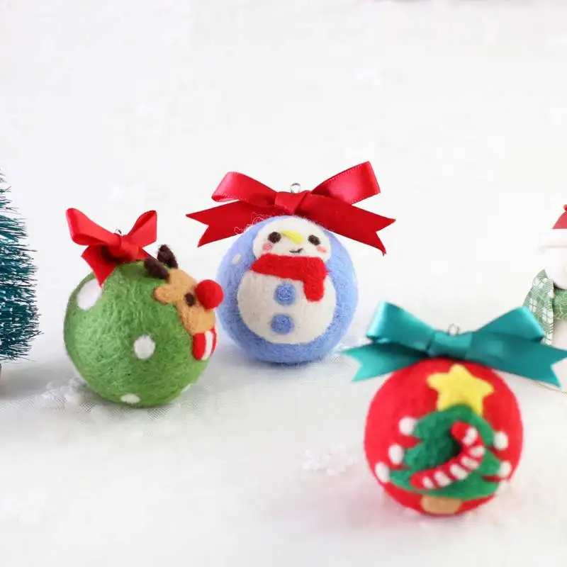 

Christmas Keychain New Christmas Handmade Wool Felt DIY Cute Christmas Keychain Felting Crafts Needle Felting Kit 5.5*4*4CM