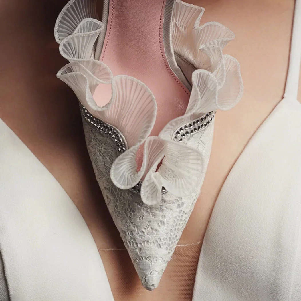 

Sexy and Charming Bride Wedding Shoes 2019 Autumn New Ruffled Lace Dress Satin Rhinestone Ladies White Stiletto Heels