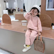 Коллекция года, осенне-зимний детский комплект из вельвета в полоску с длинными рукавами для девочек, пуловер для детского сада топы с брюками, комплект из двух предметов