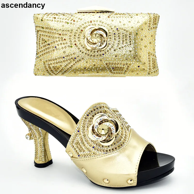 Комплект из обуви и сумки украшенные аппликацией золотого цвета итальянских
