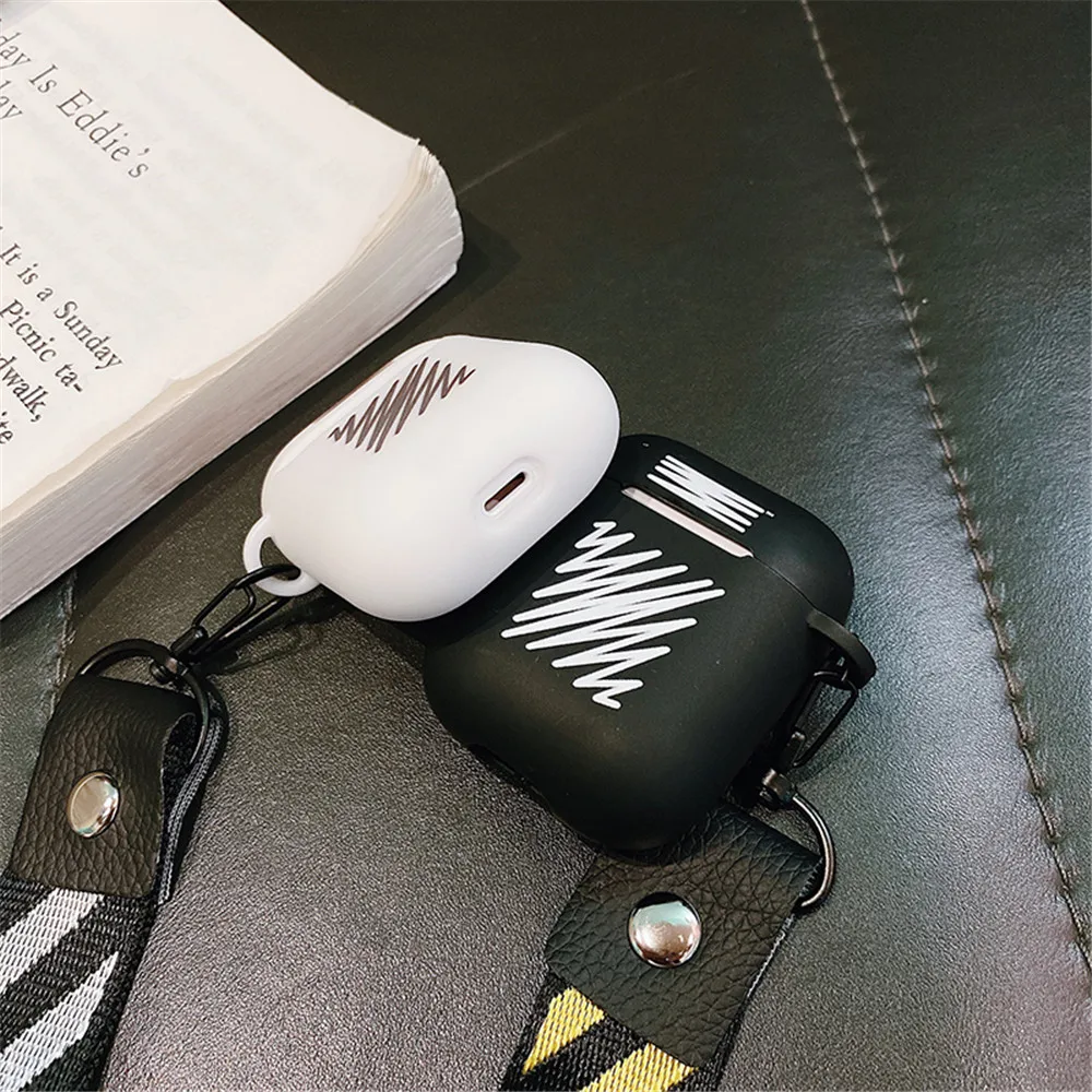 Мягкий чехол с рисунком для Airpods силиконовый шнурок в черно-белую полоску