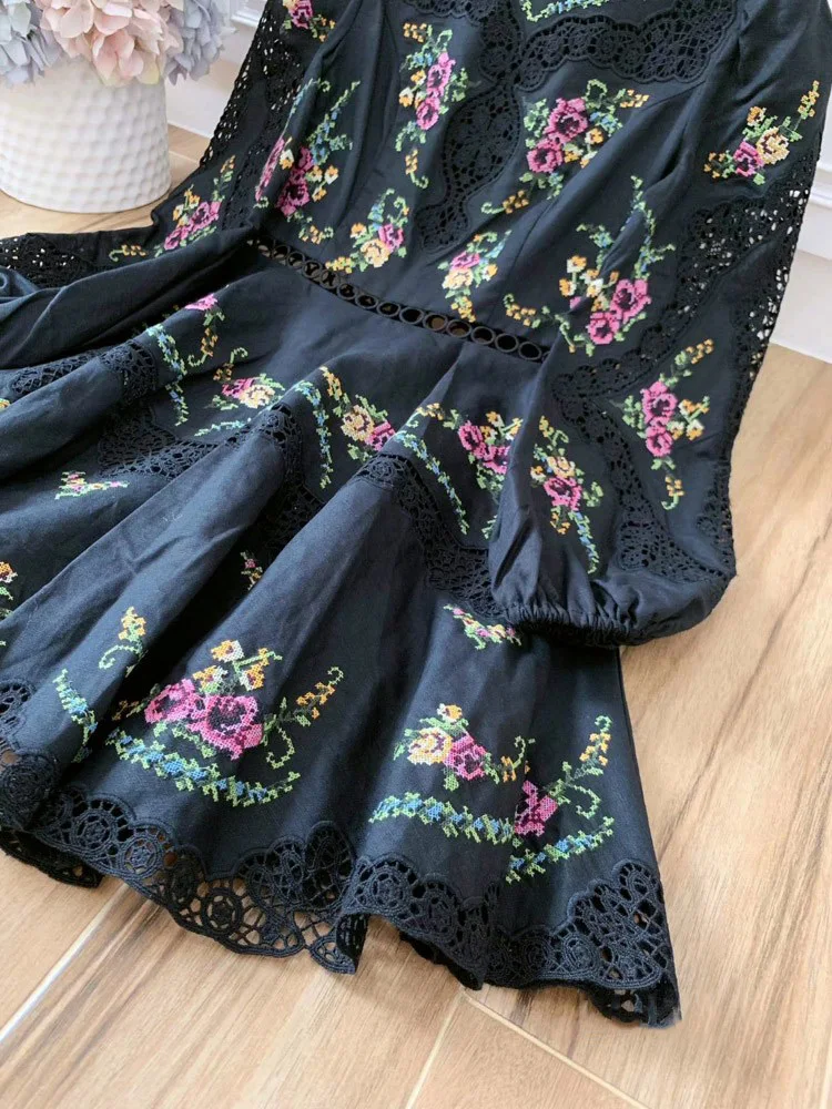 Белое льняное платье Allia с цветочной вышивкой крестиком и кружевной отделкой и расклешенным мини-подолом, высокой горловиной и вязаными вставками