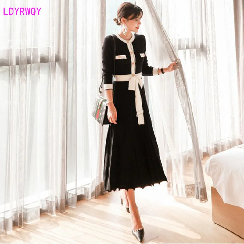 

2019 autumn and winter new women's temperament round neck stitching contrast color single-breasted high waist slim pleated dress
