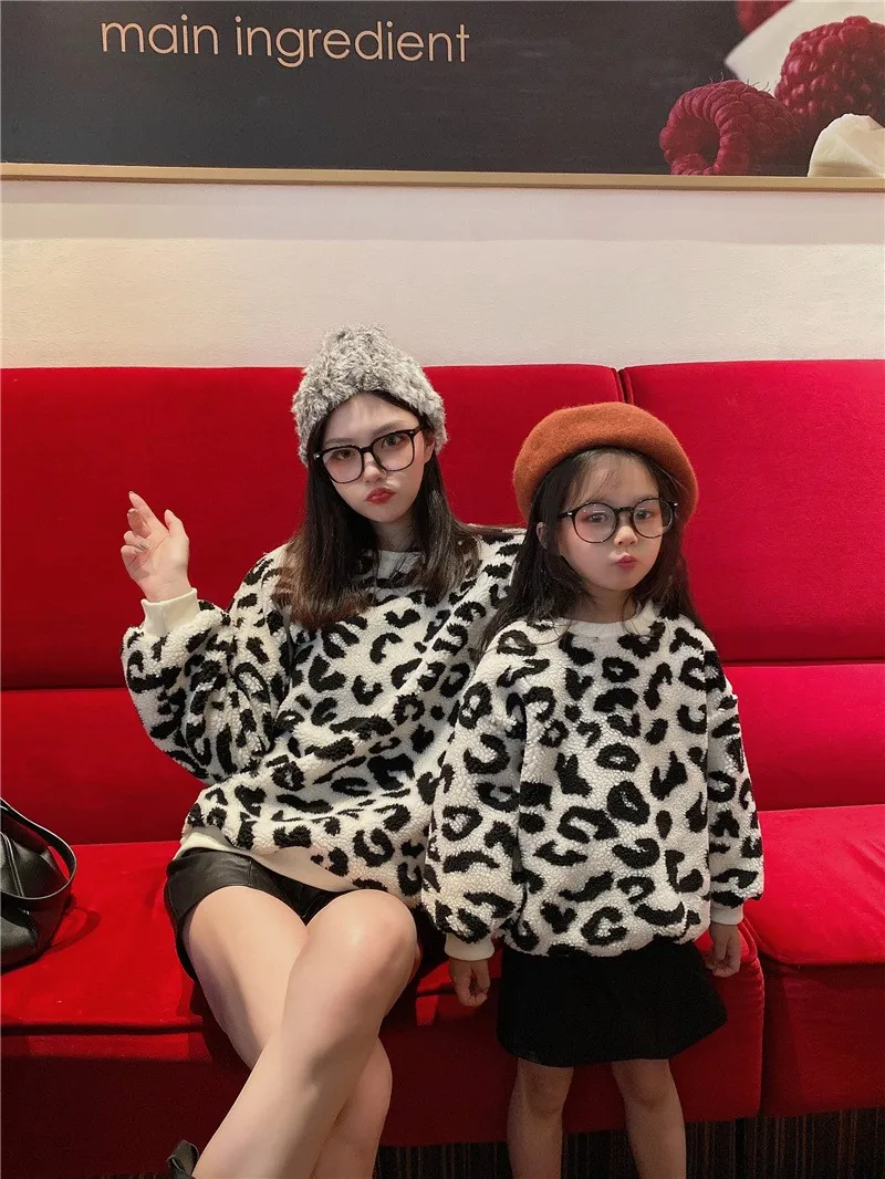 

2020 autumn and winter parent-child wear black and white cow leopard print lamb hair thickened warm children's sweater ins Weste