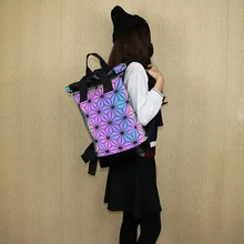 Стиль открытый большой объем Спортивная походная сумка Miyake геометрические ромбы Мода ночник изменение цвета красочный рюкзак Wo