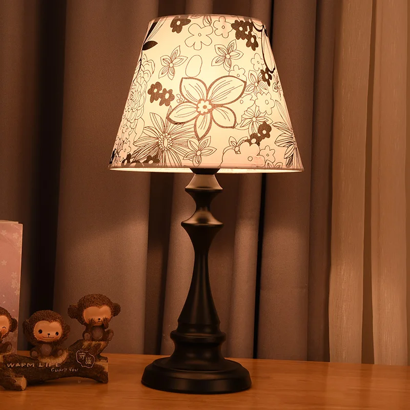 Современная прикроватная лампа для спальни, американский полотняный абажур, железная основа, лампа для гостиной, простая прикроватная настольная лампа для отеля - Цвет корпуса: C Black base
