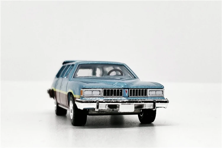 Greenlight 1: 64 Pontiac LeMans Safari Wagon 1977 gladier синий металлик w/Woodgrain без коробки