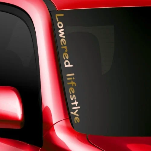Наклейка на лобовое стекло автомобиля с изображением графического символа для