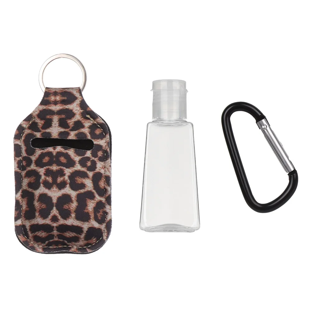 Goutte de gel hydroalcoolique sortant du bec verseur, format voyage pratique.