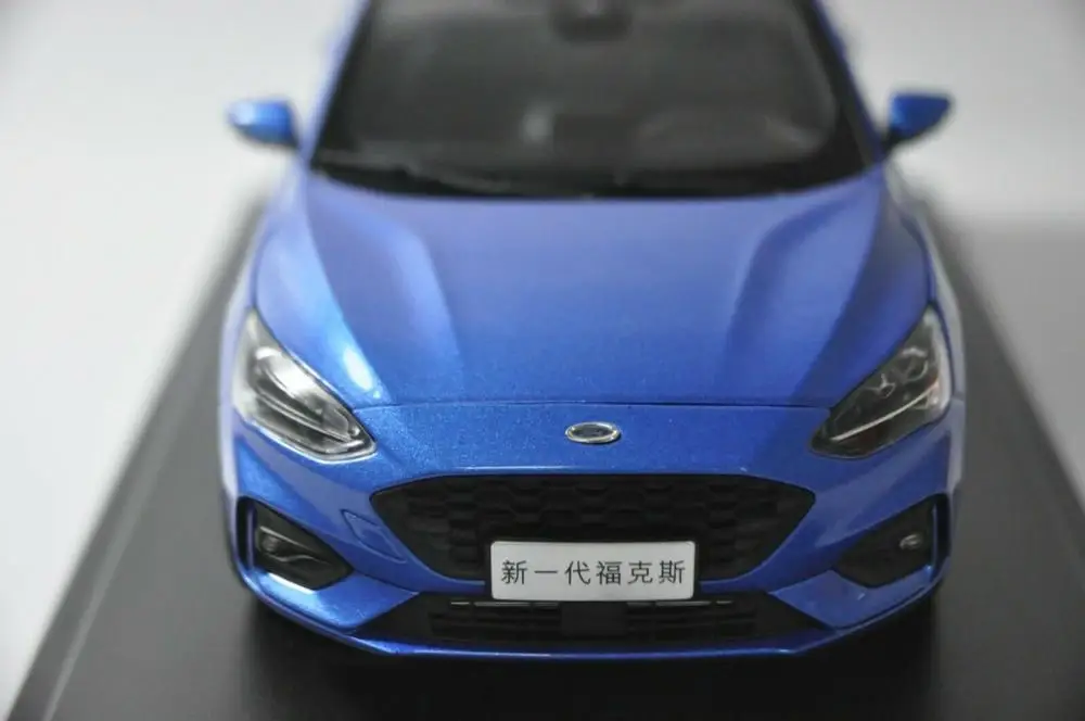 1:18 литая под давлением модель для Ford Focus синий Седан сплав игрушечный автомобиль миниатюрная Коллекция подарков Фристайл