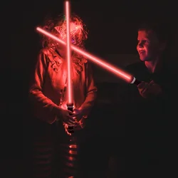 2022 em stocklaser espada sabre de luz brinquedo espadas cosplay prop sabres de plástico presentes artigos de decoração para meninos descoloração