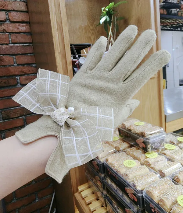 Корейские Новые сенсорные кашемировые теплые перчатки с пятью пальцами, простые клетчатые зимние женские перчатки цвета хаки с жемчужным кружевным бантом