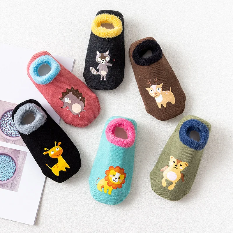 Носки для маленьких мальчиков и девочек Резиновые Нескользящие носки-тапочки зимняя плотная теплая обувь хлопковые носки с рисунками животных для малышей
