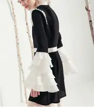 Женское черно белое плиссированное платье с рукавами фонариками
