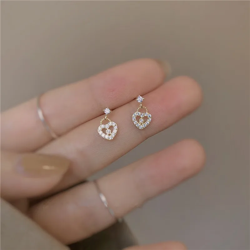 〈美品〉S925 スターリングシルバー弓ハートダイヤモンドピアス 美品〉S925 スターリングシルバー弓ハートダイヤモンドピアス