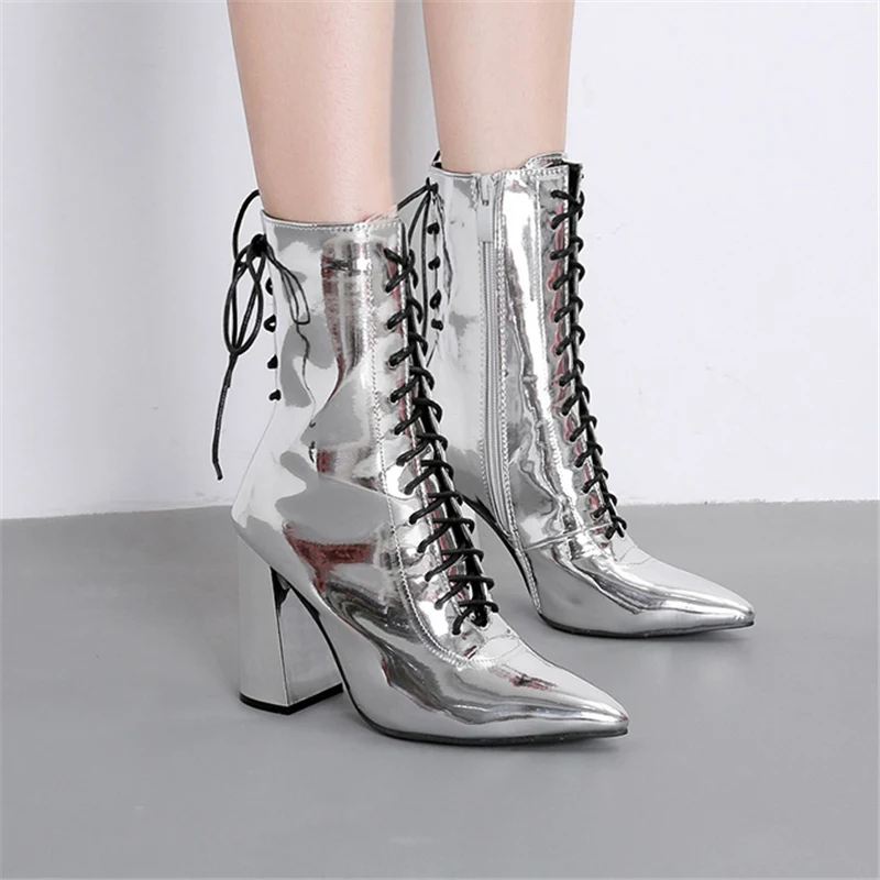 botas plateadas