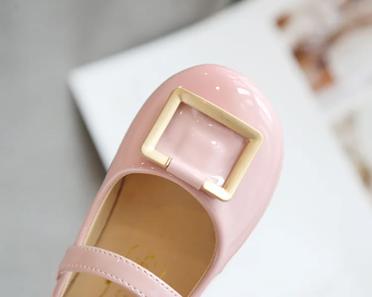 Весенне-Осенняя обувь для девочек; детская обувь на плоской подошве; детская брендовая обувь; модная блестящая обувь из искусственной кожи с квадратной пряжкой для детей от 1 до 7 лет