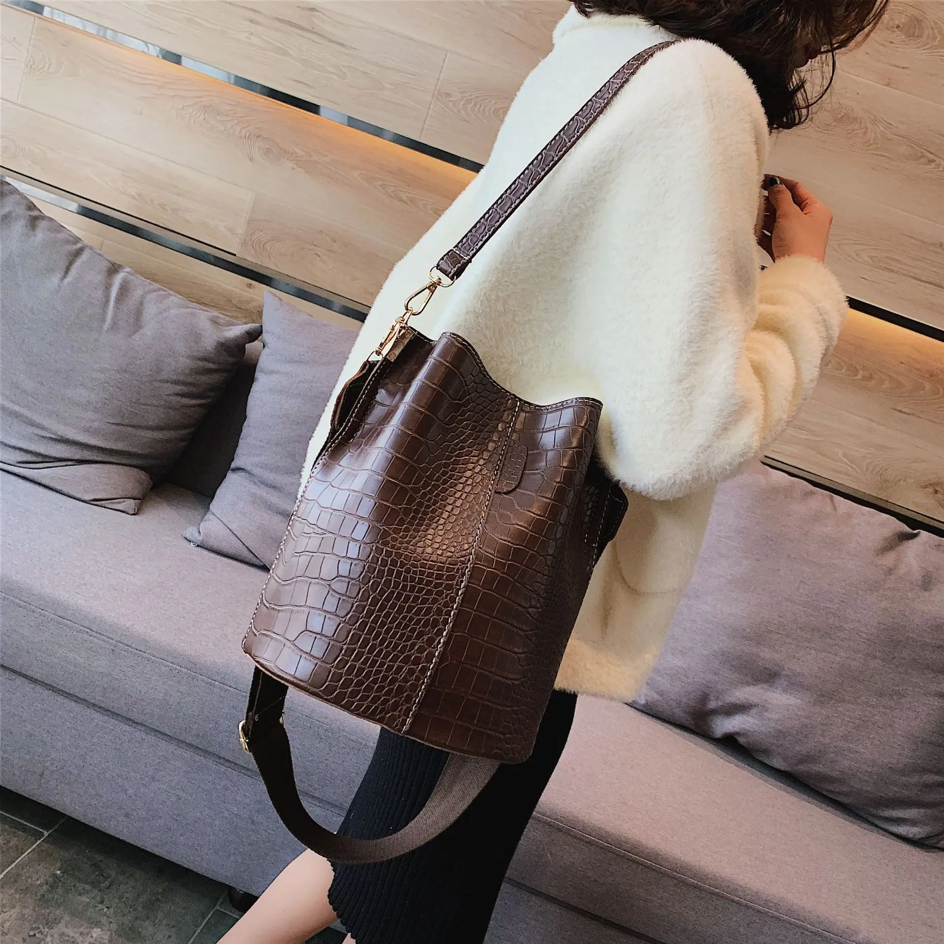 

Winter Big Bag Women's 2019 New Style Crocodile Pattern Shoulder Bucket Bag Large Capacity Shoulder Bag WOMEN'S Bag Bags