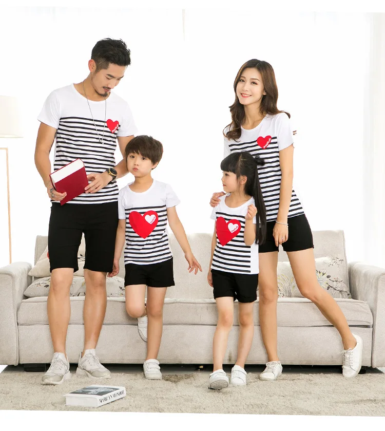 Одинаковые комплекты для семьи; футболки для мамы, папы, сына и ребенка; одежда для семьи; детская футболка в полоску; топы с сердечками; комплекты