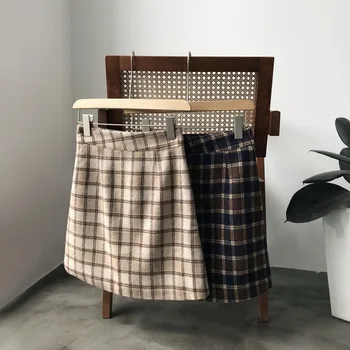 

2019 New plaid skirt in autumn and winter. Woman with high waist and thin A character retro buttocks skirt.