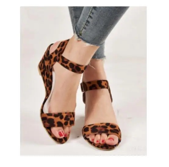 Женские туфли-лодочки; Новинка года; Туфли на танкетке с пряжкой; женские летние босоножки; разноцветная обувь; женская обувь на высоком каблуке - Цвет: leopard
