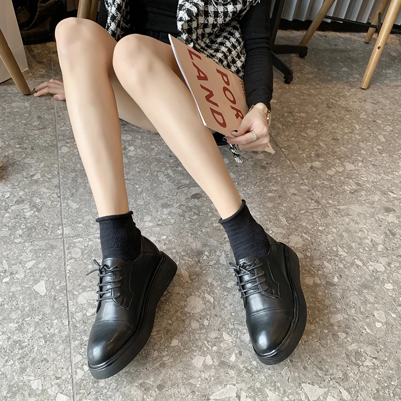 Черные женские туфли на плоской подошве; женская обувь; повседневные кроссовки с круглым носком; коллекция года; Модные женские оксфорды без шнуровки; британский стиль; мягкие