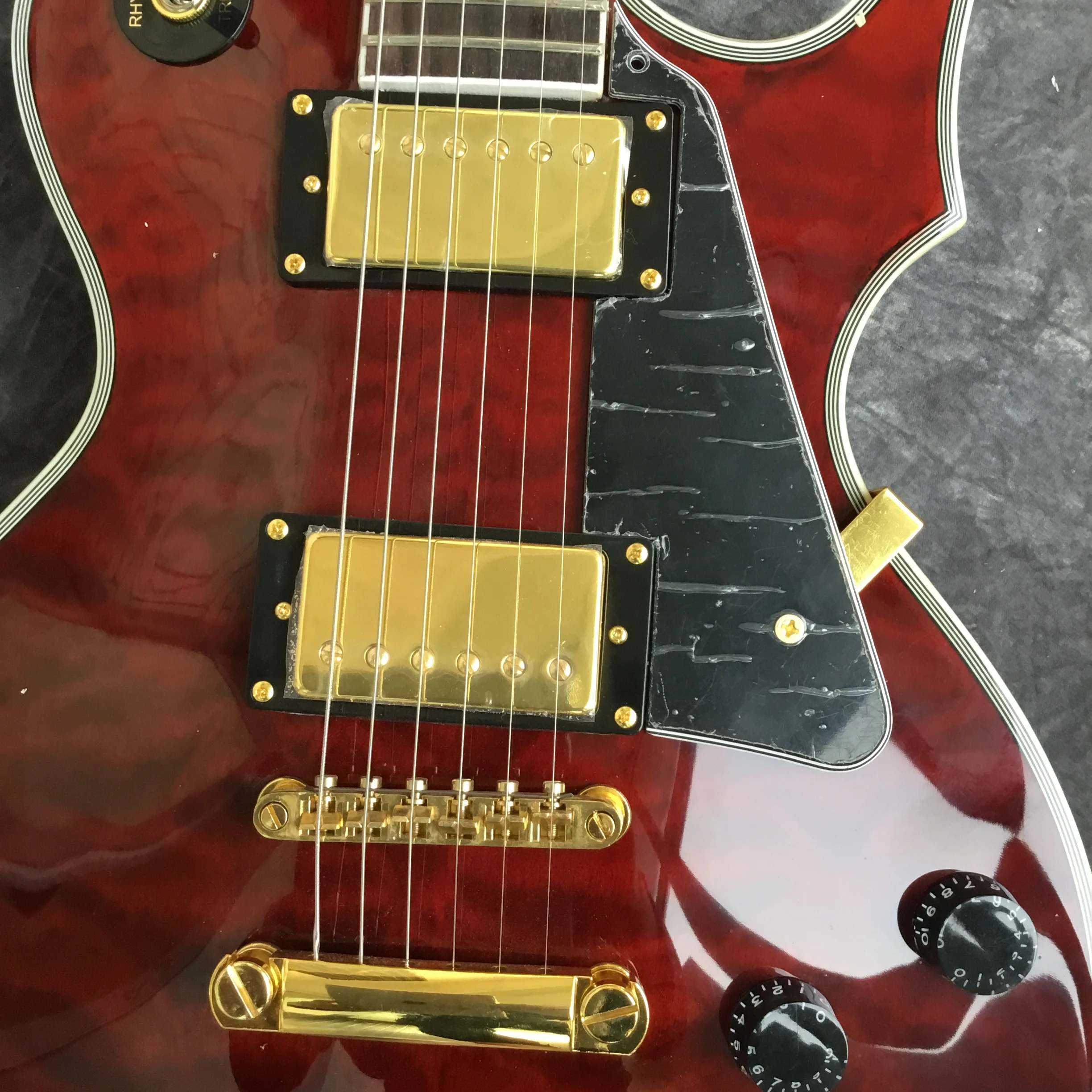 Высокое качество 6 струнная электрогитара, корпус из красного дерева стеганый клен, золотая фурнитура
