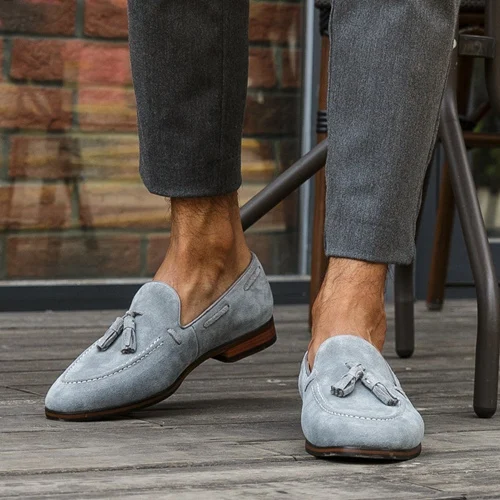 Men Gray Shoes Новинка; модная мужская повседневная обувь с круглым носком без застежки с кисточками; Лоферы ручной работы из коровьей замши; удобная мужская обувь для вождения на плоской подошве; NHS105 - Цвет: Men Gray Shoes