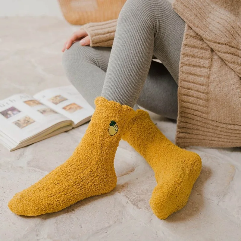 Женские коралловые бархатные носки Harajuku с вышивкой фруктов; зимние плотные однотонные домашние носки-тапочки для отдыха; удобные носки, сохраняющие тепло