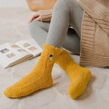Женские коралловые бархатные носки Harajuku с вышивкой фруктов; зимние плотные однотонные домашние носки-тапочки для отдыха; удобные носки, сохраняющие тепло