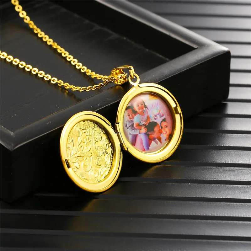 

Customize Photo Necklace Carved Round Photo Frame Pendant Necklaces Stainless Steel Charms Locket Necklaces Memorial Family Gift