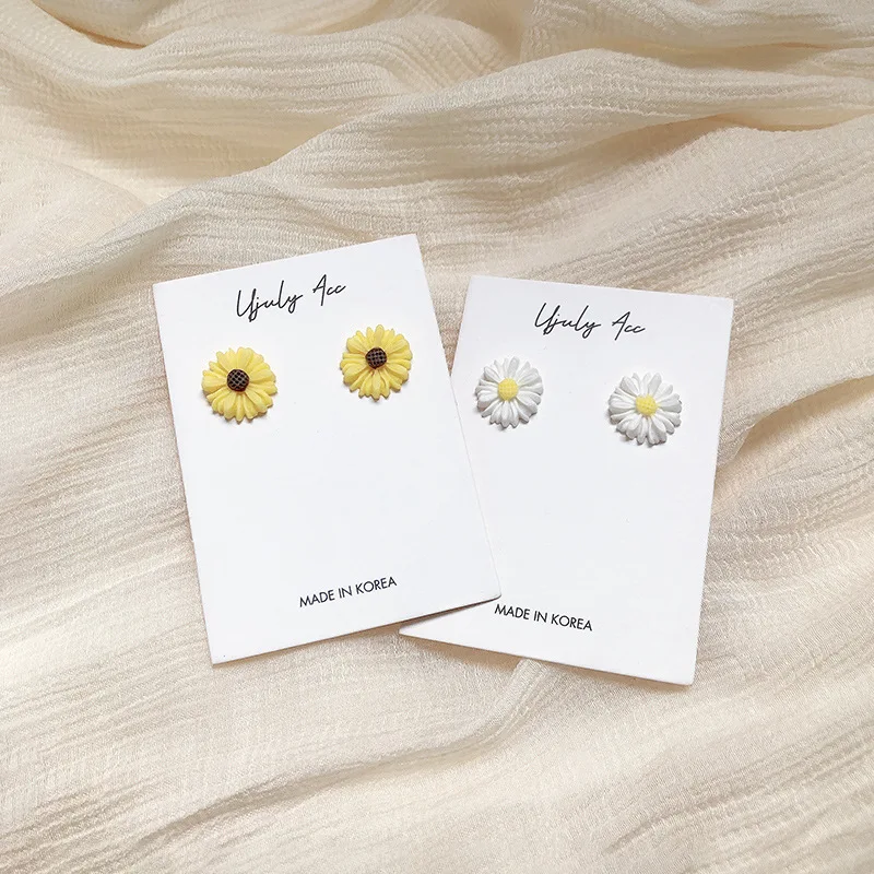 Корейская версия небольшой свежий сладкий желтый/белый смолы маленький цветок маргаритки серьги простой для женщин уха ювелирные изделия