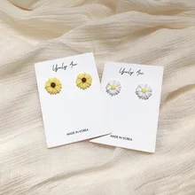 Корейская версия небольшой свежий сладкий желтый/белый смолы маленький цветок маргаритки серьги простой для женщин уха ювелирные изделия