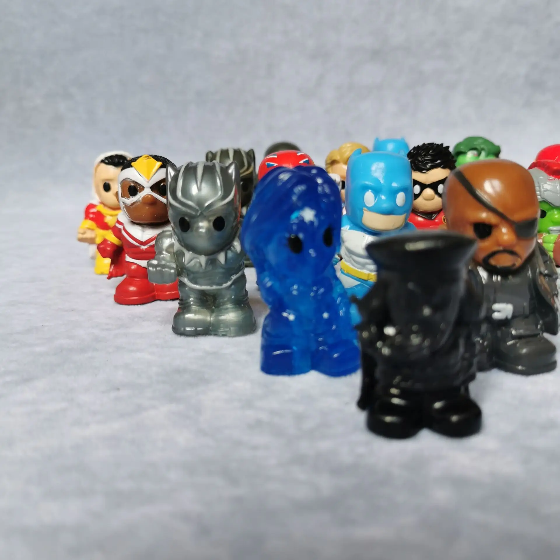 Мстители миниатюрные фигурки Marvel ПВХ Фигурки Человека-паука дети скрученные яйцо игрушки Марвел Капитан Бэтмен Человек-паук Халк