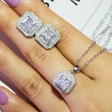 Серьги-гвоздики и ожерелье из серебра 100% пробы с фианитами Серьги-гвоздики и ожерелье из серебра 100% пробы с фианитами