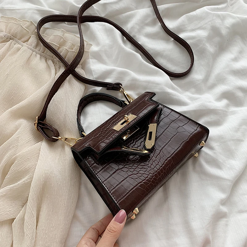 

Wear a small bag with a new texture for a woman in autumn/winter